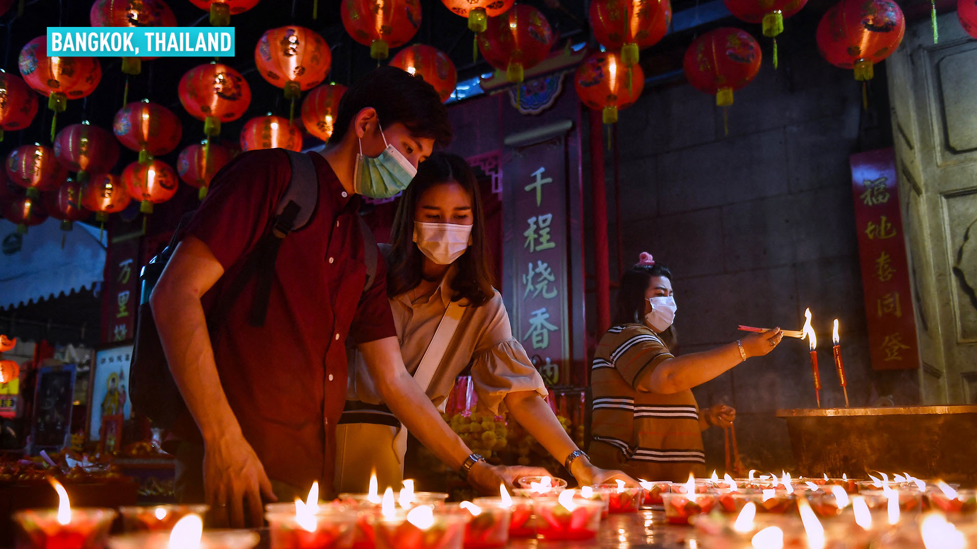 Người dân đeo khẩu trang thắp hương tại một ngôi chùa ở Bangkok, Thái Lan vào đêm giao thừa (11/2) - Ảnh: Getty Images