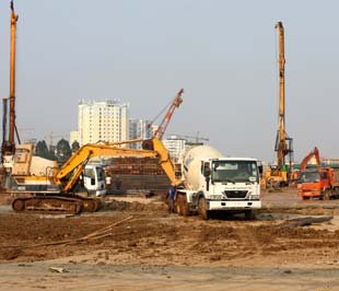 Thực trạng chung hiện nay tại các đô thị là các dự án phát triển đô thị có giá bồi thường về đất thấp, sau khi bồi thường, đầu tư xây dựng cơ sở hạ tầng xong thì giá đầu ra của một số loại đất như đất ở, dịch vụ, thương mại... lại cao gấp nhiều lần - Ảnh: Việt Tuấn.