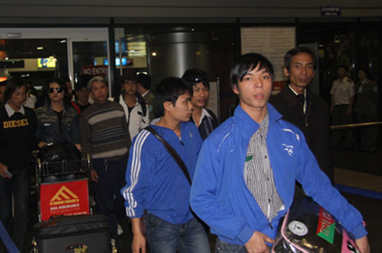 Những lao động đầu tiên của Việt Nam tại Libya về đến sân bay Nội Bài sáng 26/2 - Ảnh: VNN.