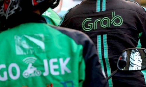 Tỷ phú Nhật gây áp lực buộc Grab sáp nhập Gojek
