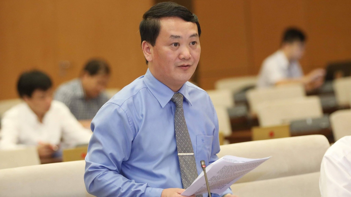 Phó chủ tịch Uỷ ban Trung ương Mặt trận Tổ quốc Việt Nam Hầu A Lềnh trình bày báo cáo tại phiên họp.