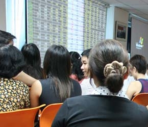 Tại thị trường niêm yết Hà Nội, giao dịch có dấu hiệu sôi động trở lại - Ảnh: Việt Tuấn.