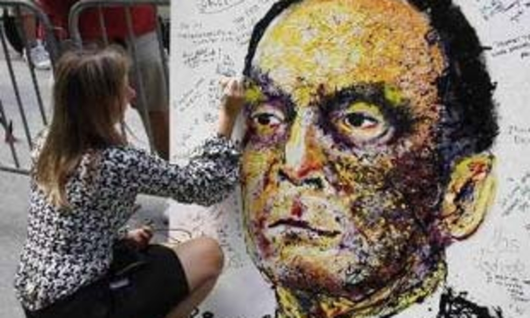 Một nữ nhân viên của Lehman Brothers để lại lưu bút trên bức chân dung CEO của Lehman, Dick Fuld, ngày 15/9 vừa qua. Vụ phá sản của Lehman Brothers được xem là lớn nhất trong lịch sử - Ảnh: Reuters.