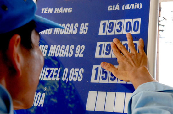 Mới cách đây hơn một tháng, vào ngày 24/2, giá xăng dầu trong nước cũng đã chứng kiến một đợt tăng mạnh, trong đó riêng giá xăng A92 có "bước nhảy" kỷ lục tới 2.900 đồng, lên mức 19.300 đồng/lít.