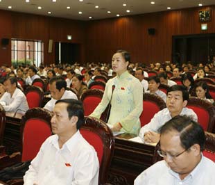 Trước khi các đại biểu thông qua nghị quyết, trong báo cáo tiếp thu ý kiến các đại biểu, Ủy ban Thường vụ Quốc hội giải trình đây là chỉ tiêu mang tính định hướng.