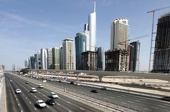 Một xa lộ ngang qua những công trình xây dựng dang dở tại Dubai. Tiểu vương quốc này đã gánh chịu nhiều hệ lụy từ cuộc khủng hoảng tài chính toàn cầu trong thời gian qua - Ảnh: Getty Images.
