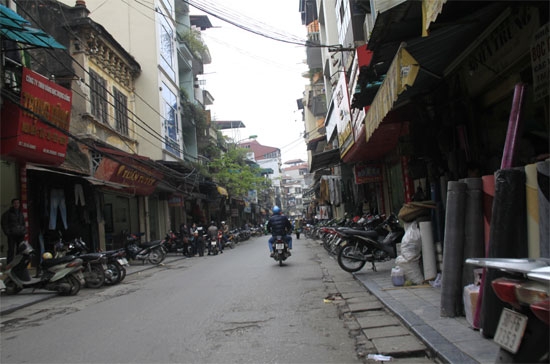 Quang cảnh đìu hiu tại “chợ Đô la” trên phố Hà Trung (Hà Nội), chiều 8/3.