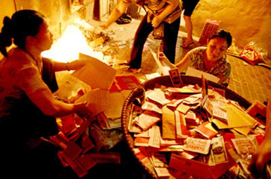 Đốt vàng mã trong dịp đầu xuân - Ảnh: QĐND.