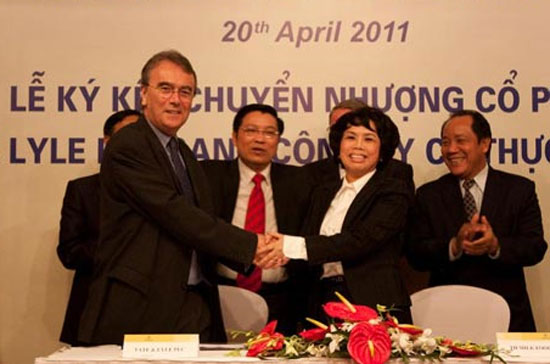 Lễ ký kết hợp đồng chuyển nhượng quyền sở hữu nhà máy đường Tate&Lyle.