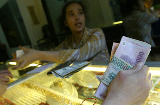 Sau một loạt biện pháp bình ổn thị trường vàng của các cơ quan chức năng như cấp hạn ngạch nhập khẩu vàng, giảm thuế nhập khẩu vàng từ 1% về 0%... thị trường vàng đang dần trở lại với trạng thái ổn định.