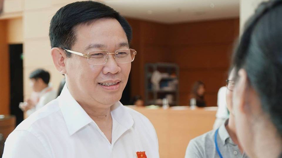 Phó thủ tướng Vương Đình Huệ bên hành lang Quốc hội - Ảnh: Quang Phúc.