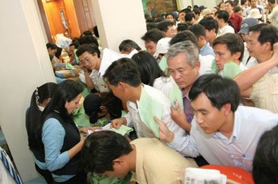 Đông đảo nhà đầu tư tham gia phiên đấu giá cổ phiếu của một doanh nghiệp ở thời điểm thị trường sôi động - Ảnh: Lê Toàn.