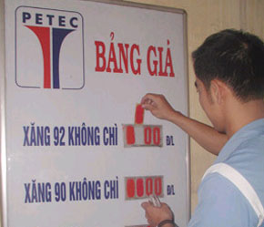 Doanh nghiệp sẽ chủ động hơn trong định hướng giá xăng. Ảnh: Vnexpress.