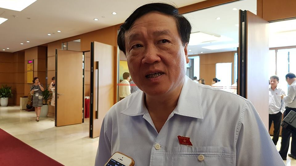 Chánh án Toà án nhân dân Tối cao Nguyễn Hoà Bình trao đổi với báo chí tại hành lang Quốc hội