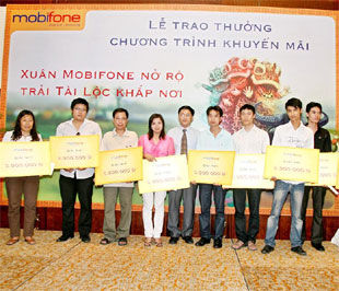 Khách hàng nhận giải thưởng bằng tiền của MobiFone.