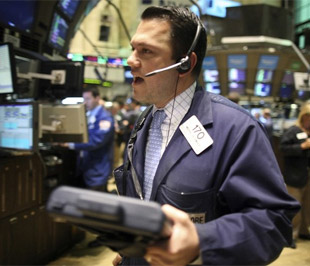 Chứng khoán Mỹ đã lên điểm hôm thứ Tư sau khi FED nhận định lạc quan về triển vọng của nền kinh tế nước này - Ảnh: Reuters.