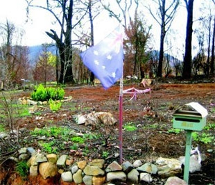 Nhiều ngôi nhà trong khu vực trung tâm thị trấn Marysville đã thành bình địa như thế này.