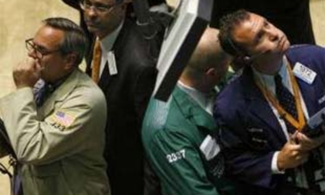 Các nhà môi giới tại Sở Giao dịch Chứng khoán New York (NYSE) trong ngày 17/9. Thị trường chứng khoán Mỹ đã chứng khoán sự mất giá của hàng loạt chỉ số trong ngày này - Ảnh: Reuters.