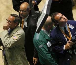 Các nhà môi giới tại Sở Giao dịch Chứng khoán New York (NYSE) trong ngày 17/9. Thị trường chứng khoán Mỹ đã chứng khoán sự mất giá của hàng loạt chỉ số trong ngày này - Ảnh: Reuters. 