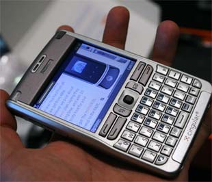 Với dịch vụ này - do Viettel Telecom phối hợp cùng hãng Alcatel Lucent và RIM (Reseach In Motion) - người sử dụng BlackBerry có thể thực hiện được các chức năng gửi/nhận e-mail, đồng bộ hóa danh bạ/lịch làm việc, chỉ cần nơi đó có phủ sóng di động và hỗ trợ truyền tải dữ liệu qua giao thức GPRS.