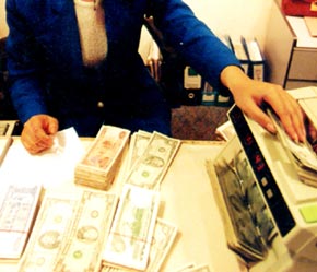 Khi thị trường thế giới đón nhận quyết định giữ nguyên mức lãi suất 5,25% của FED thì ở trong nước, lãi suất USD cũng bắt đầu vào cuộc đua mới - Ảnh: VT.