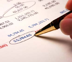 Công ty kiểm toán và kiểm toán viên chỉ dùng nghiệp vụ của mình kiểm tra bản báo cáo tài chính, phát hiện, chỉ rõ những sai sót về hạch toán, đồng thời đề nghị doanh nghiệp điều chỉnh số liệu theo hướng chính xác, trung thực và minh bạch hơn. Nhưng doanh nghiệp có làm theo đề nghị đó hay không lại là chuyện khác!