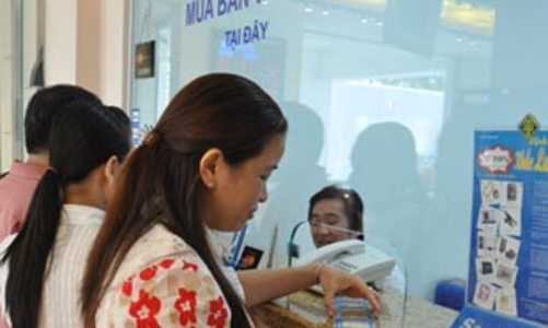 Giá vàng chịu áp lực giảm, giá dầu tiếp tục xuống