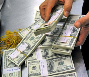 Ngân hàng Nhà nước vẫn đảm bảo cân đối cung cầu thị trường. Vì thế, các tin đồn về việc tăng giá USD hay thiếu USD trên thị trường là không chính xác - Ảnh: AFP.