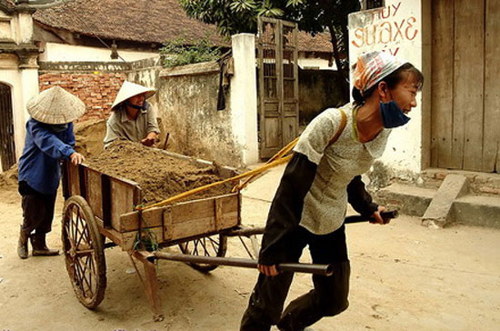 Giai đoạn 2011 - 2015, việc tổ chức điều tra, xác định tỷ lệ hộ nghèo được Chính phủ giao cho Tổng cục Thống kê chịu trách nhiệm, nhằm khắc phục những hạn chế trong việc xác định hộ nghèo như số liệu không thống nhất, "bệnh thành tích" trong giảm nghèo…