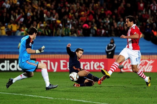 Với tivi HD, những pha tranh bóng như thế này sẽ rõ nét hơn - Ảnh: Getty.