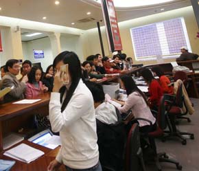 Một phiên giao dịch tại sàn Hà Nội - Ảnh: Việt Tuấn.