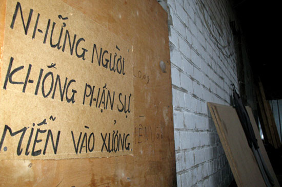 Trong một xưởng may "đen" tại Nga - Ảnh: BBC.