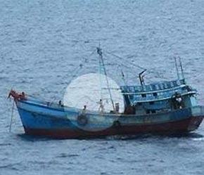 Một tàu "khai thác" cáp quang biển.