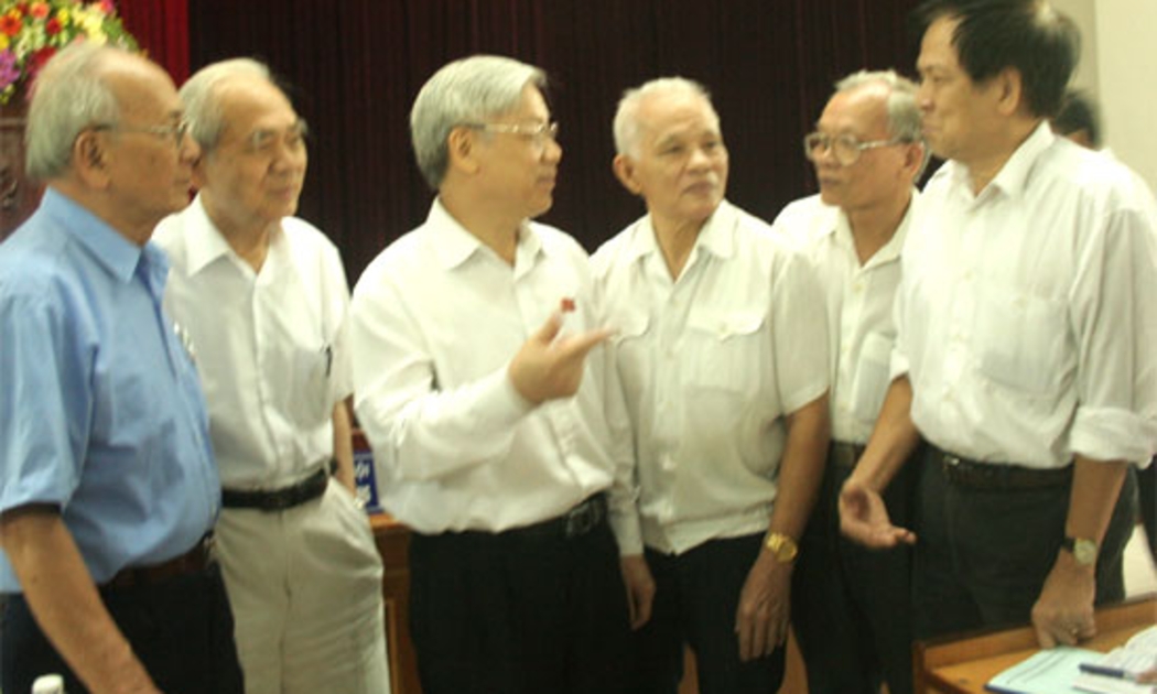 Chủ tịch Quốc hội Nguyễn Phú Trọng (thứ ba từ trái sang) tại cuộc tiếp xúc cử tri - Ảnh: Mạnh Cường.