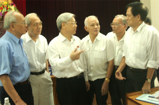 Chủ tịch Quốc hội Nguyễn Phú Trọng (thứ ba từ trái sang) tại cuộc tiếp xúc cử tri - Ảnh: Mạnh Cường.