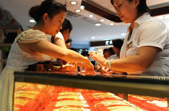 Tại thị trường châu Á sáng nay, giá vàng tiếp tục leo thang với tốc độ khá mạnh, lên mức trên 1.379 USD/oz lúc 9h15 giờ Việt Nam. Đây là những mức giá cao chưa từng có trên lịch sử thị trường vàng thế giới - Ảnh: Getty.