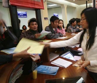Giao dịch tại sàn chứng khoán Hà Nội - Ảnh: Việt Tuấn.