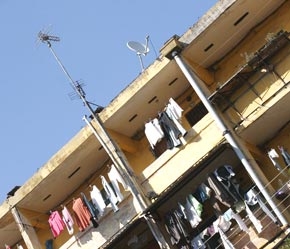 Thị trường nhà ở cho người thu nhập thấp ngày càng gặp nhiều khó khăn - Ảnh: Việt Tuấn.