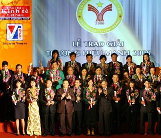 Quang cảnh lễ trao giải thưởng Thương hiệu mạnh 2006, do Thời báo Kinh tế Việt Nam phối hợp với Cục Xúc tiến Thương mại (Bộ Công Thương) tổ chức - Ảnh: Mạnh Thắng.