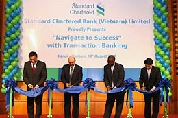 Ngày 8/9/2008, Standard Chartered là ngân hàng ngoại đầu tiên nhận giấy phép thành lập ngân hàng con 100% vốn tại Việt Nam.