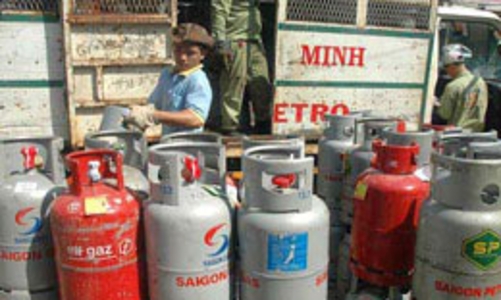 Giá gas tháng 3: Hãng giảm, hãng tăng 