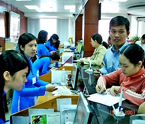 Lãi suất tái cấp vốn và lãi suất chiết khấu thấp hơn lãi suất thị trường liên ngân hàng, chưa phù hợp với yêu cầu điều tiết và kiểm soát tiền tệ một cách chặt chẽ.