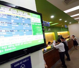 Để ý câu chuyện của nhà đầu tư trên sàn, cũng như trong nhận định của một số công ty chứng khoán, tâm lý chung thời điểm này là bình tĩnh đón điều chỉnh và xem đó là phản ứng bình thường của thị trường - Ảnh: Việt Tuấn.