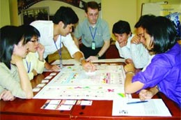 Những học viên tham gia trò chơi ứng dụng "Trận chiến giành thị trường" tại hội trường TBKTSG ngày 9/10/2009. Ảnh: Uyên Viễn.