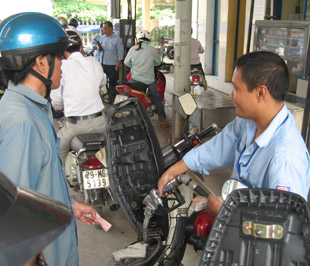 Ngày 10/6, liên bộ Tài chính - Công Thương đã có công văn chấp thuận phương án tăng giá của các doanh nghiệp đầu mối với mức tăng mạnh nhất trong nhiều tháng qua, 1.000 đồng/lít - Ảnh: Việt Tuấn.