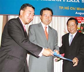 Nhà đầu tư nước ngoài nhận giấy phép đầu tư vào một dự án bất động sản tại Tp.HCM.