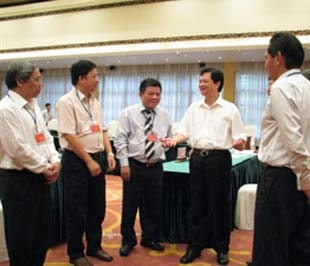 Thủ tướng Nguyễn Tấn Dũng trao đổi với các lãnh đạo tập đoàn, tổng công ty Nhà nước bên lề cuộc họp - Ảnh: Website Chính phủ.