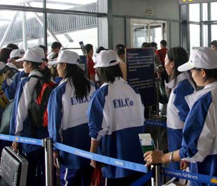 Tình hình suy thoái kinh tế thế giới đã ảnh hưởng lớn đến lao động Việt Nam đang làm việc tại nước ngoài theo hợp đồng.