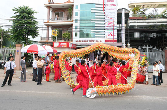 Lễ khai trương chi nhánh tại Bình Dương của một ngân hàng cổ phần.