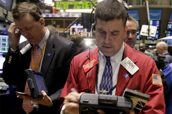 Dow Jones phiên này mất hơn 100 điểm với 29/30 cổ phiếu trong sắc đỏ - Ảnh: AP.